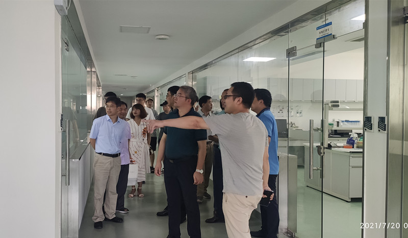 图7-参观实验室_副本.jpg