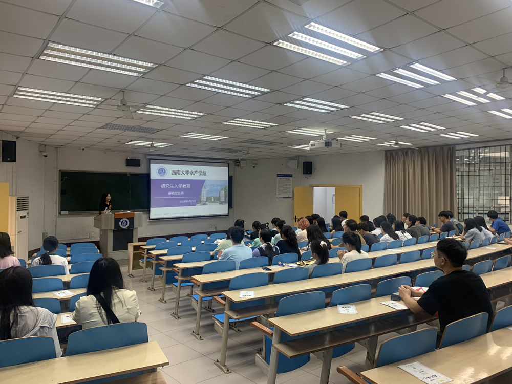 张娜作研究生培养入学教育.jpg