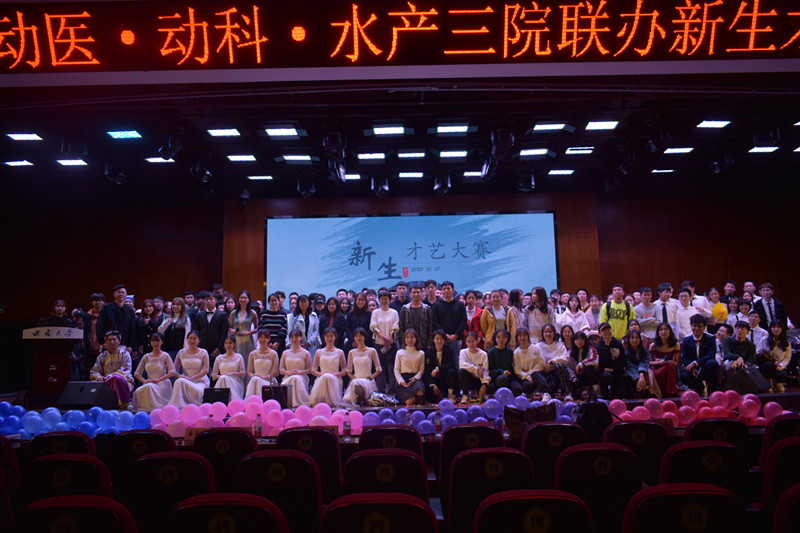 晚会结束合影.jpg