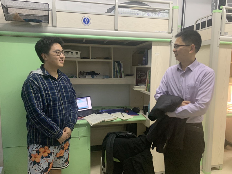 穆书记与学生交流_副本.jpg