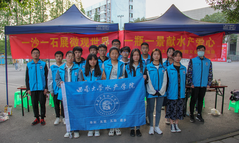 图片1:志愿者者们合影_副本.png