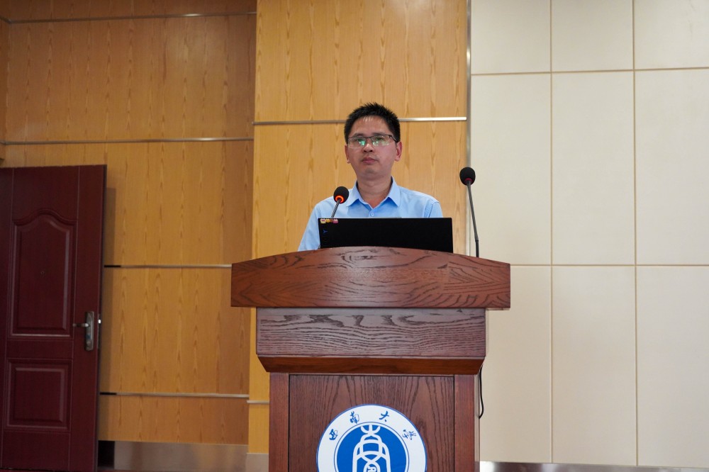 2.党委副书记穆奎作就业动员报告_副本.jpg