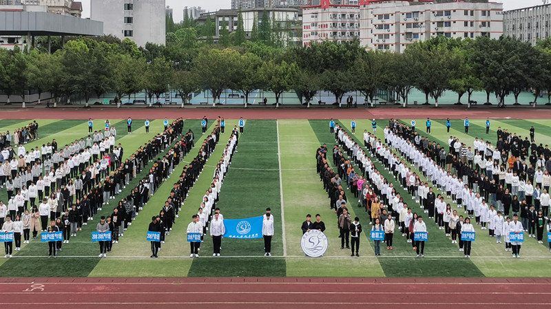 配图一:学生全景_副本.jpg