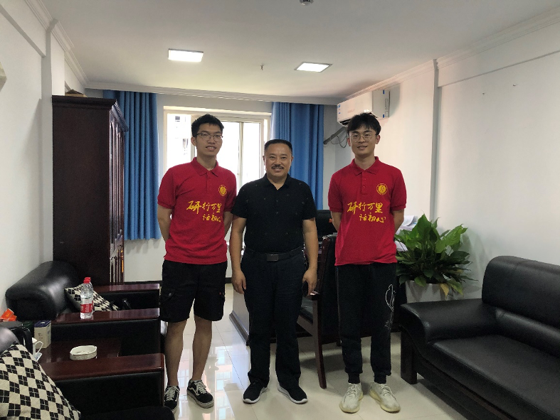 图片5刘顺科与实践队队员合影.png